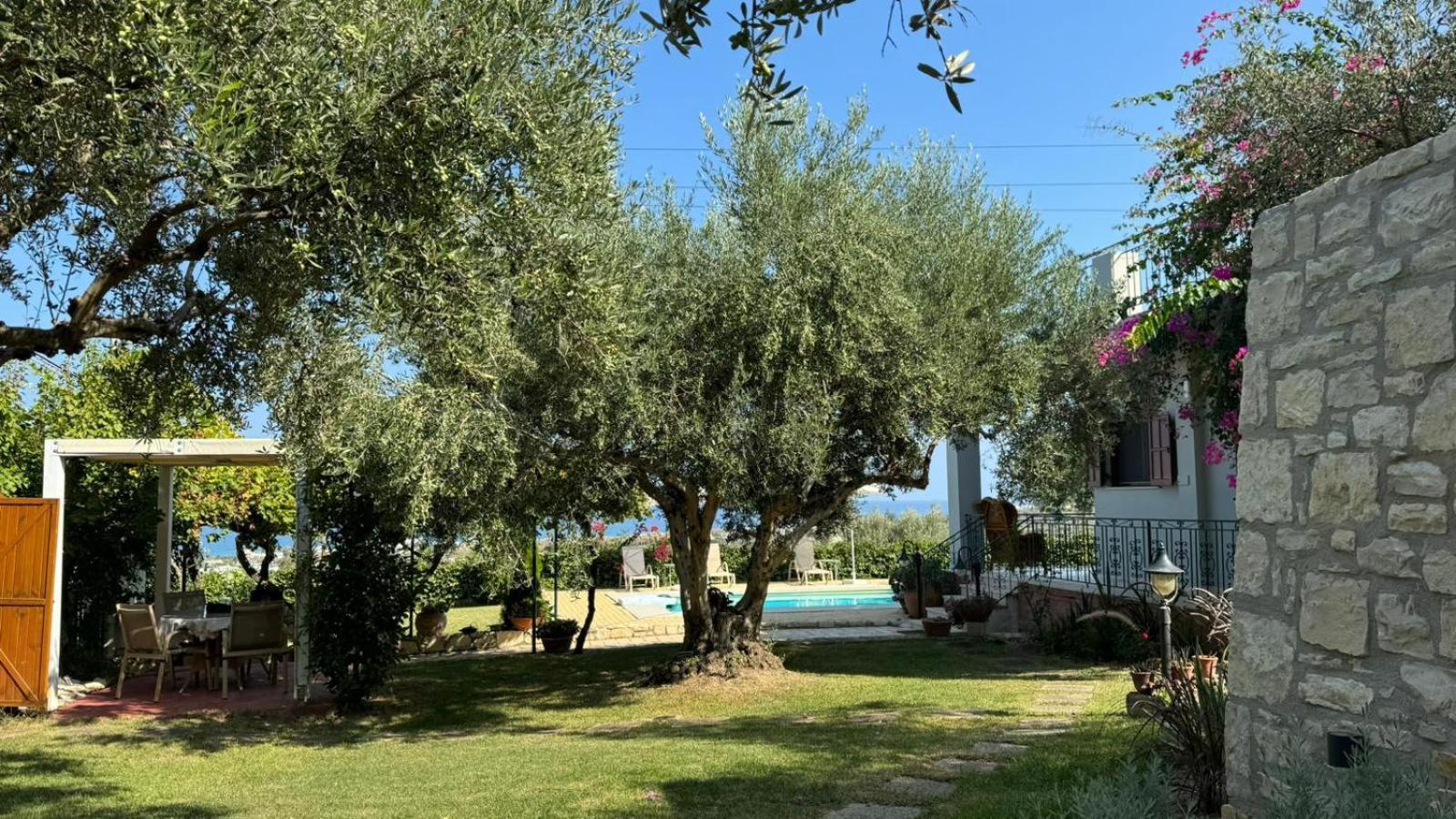 Lily'S Cottage Platanes  Bagian luar foto